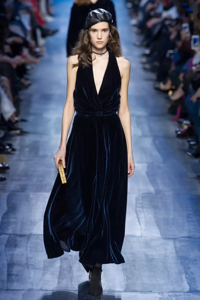 Maxi vestido cruzado de veludo da colección outono-inverno 2017 de Dior