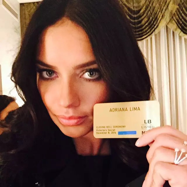 Adriana Lima berbagi foto dari New York Stock Exchange