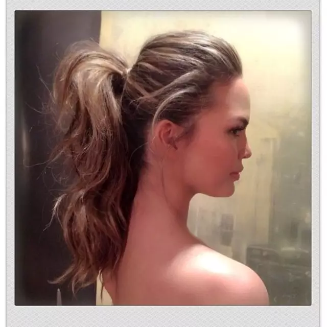 Gipaambit ni Chrissy Teigen ang ponytail nga hairstyle