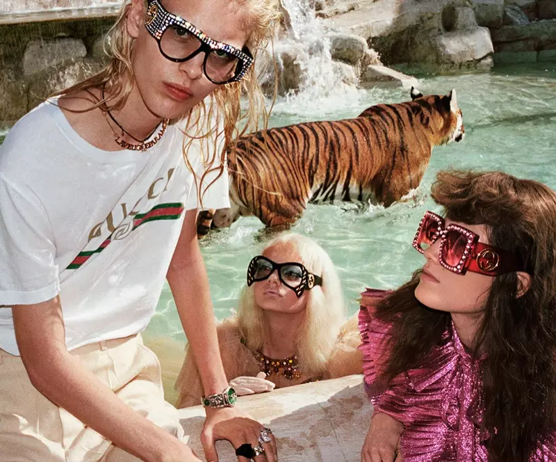 Des mannequins posent devant la fontaine de Trevi à Rome pour la campagne printemps 2017 de Gucci