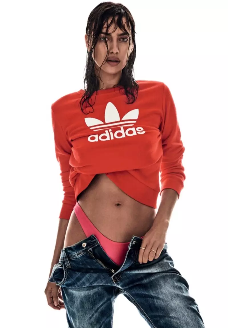 Irina Shayk bærer rød adidas sweatshirt med højtaljet bikini