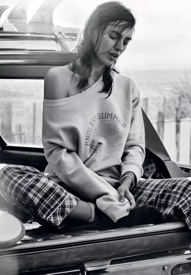 Ang modelo nga si Irina Shayk nagsul-ob og graphic sweatshirt nga adunay plaid nga pantalon