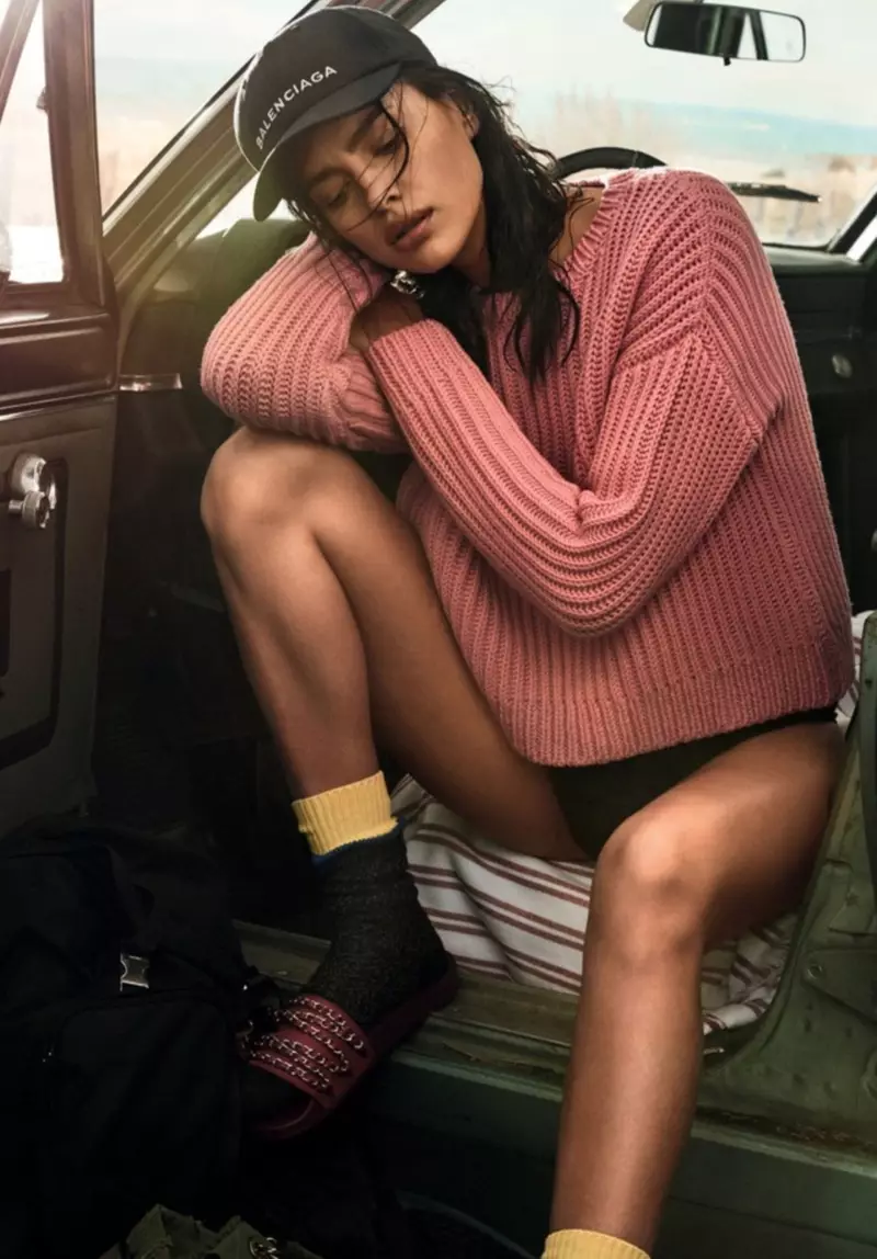 Irina Shayk diventa casual con un maglione rosa e un berretto di Balenciaga