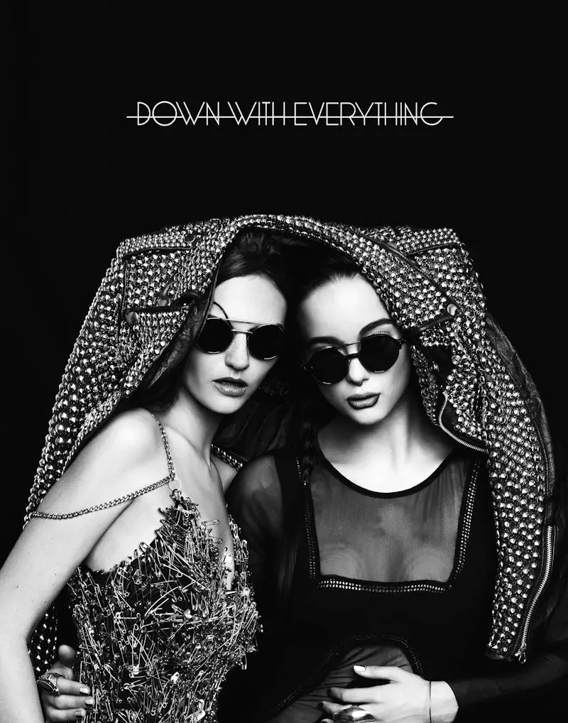 Hirschy & Rebecca Victoria מאת זאק סטייניק עבור Down With Everything