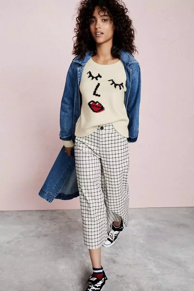 Madewell Denim Duster Coat, Making Faces Pullover Sweater, Langford Wide-Leg Crop Pants di Kaca Jendela dan Converse Chuck Taylor All Star High-Top Sneakers dalam Velvet