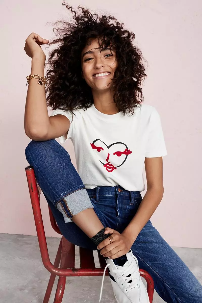 Madewell Heart Face Tee, atlete të holla Boyjean dhe Tretorn Nylite Plus në lëkurë dhe kadife