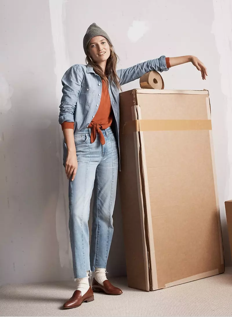 قميص Madewell Chambray Classic Ex-Boyfriend ، وسترة عصرية برباط أمامي ، وبنطلون جينز كروزر مستقيم: إصدار مُعاد البناء ، وقبعة مترهلة ، و The Frances Loafer