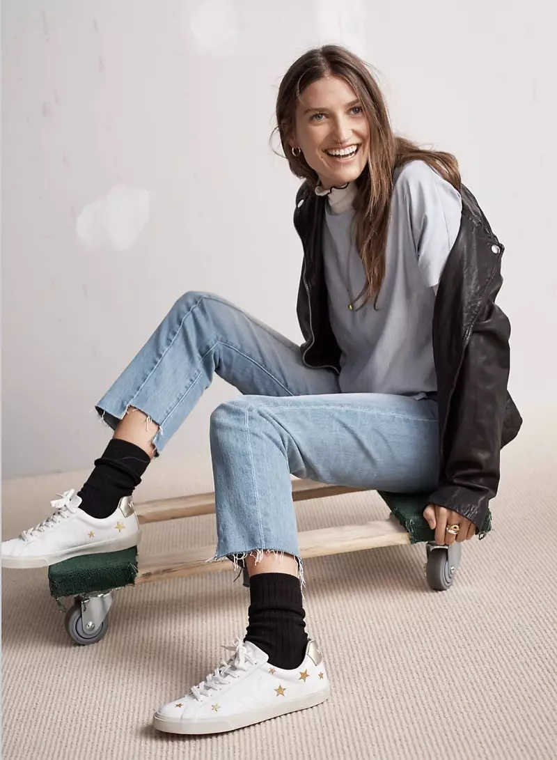 Seaicéad Gluaisrothar Leathar Nite Madewell, Barraí Turtleneck Iománaithe, Tí Ceangail Cúil Cnaipe i Stripe, Jeans Dhíreach Cruiser: Eagrán Atógtha agus Sneakers Ísle Madewell x Veja Esplar