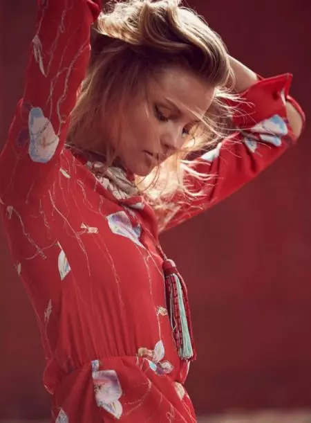 Magdalena Frackowiak ger semestervibbar i ELLE France Editorial