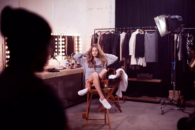 Model Gigi Hadid posearret yn Reebok's maitiid 2017 reklamekampanje