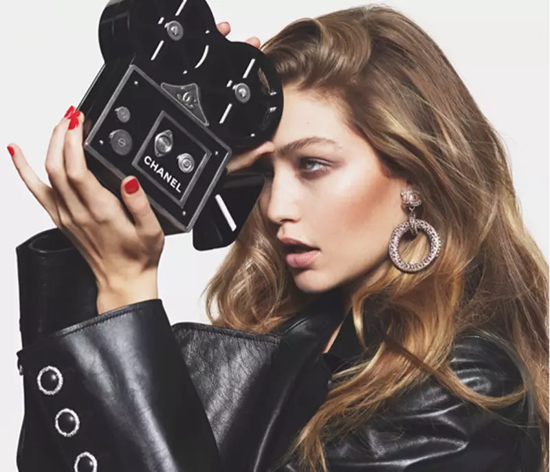 Gigi Hadid berpose dengan jaket kulit dari Chanel