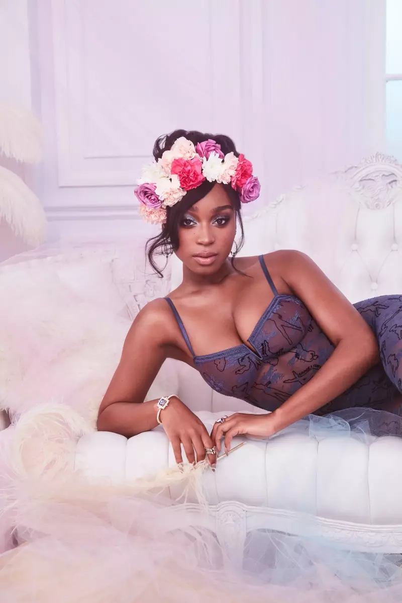 Normani verstom in kant vir Savage x Fenty lente-somer 2020-veldtog