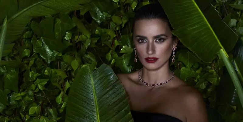 Atelier Swarovski anaorodhesha Penelope Cruz kwa kampeni ya Vito vya Urembo