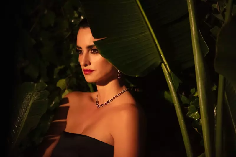 ACHTER DE SCHERMEN: Penelope Cruz poseert op de set voor Atelier Swarovski