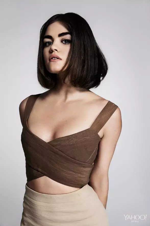 Lucy Hale hace alarde de Bob Hairstyle para Yahoo! Estilo