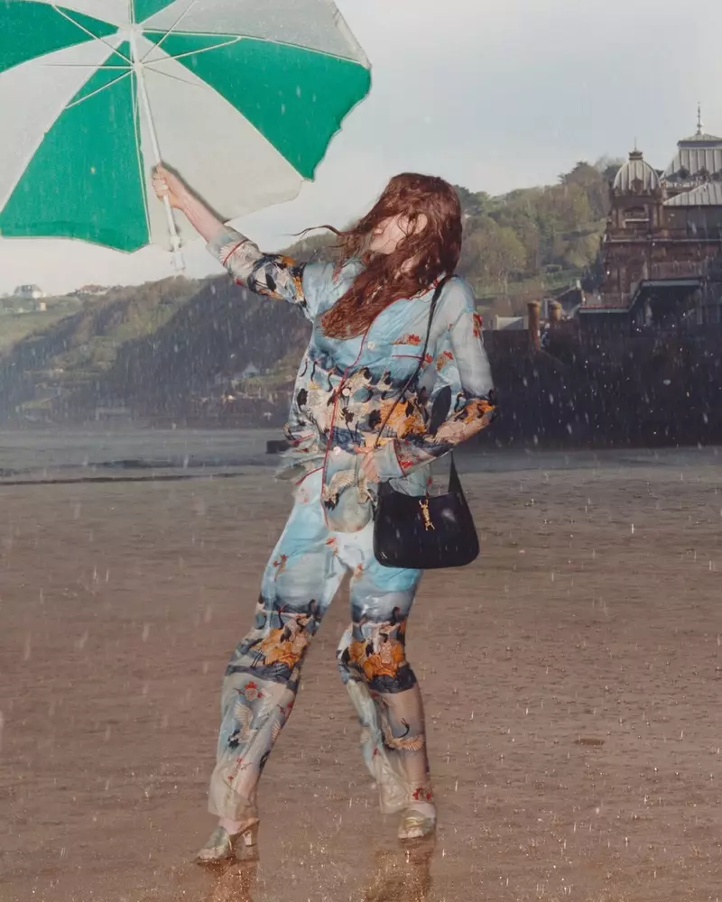 Een model poseert met een paraplu in de campagne Gucci Towards the Sun zomer 2021.