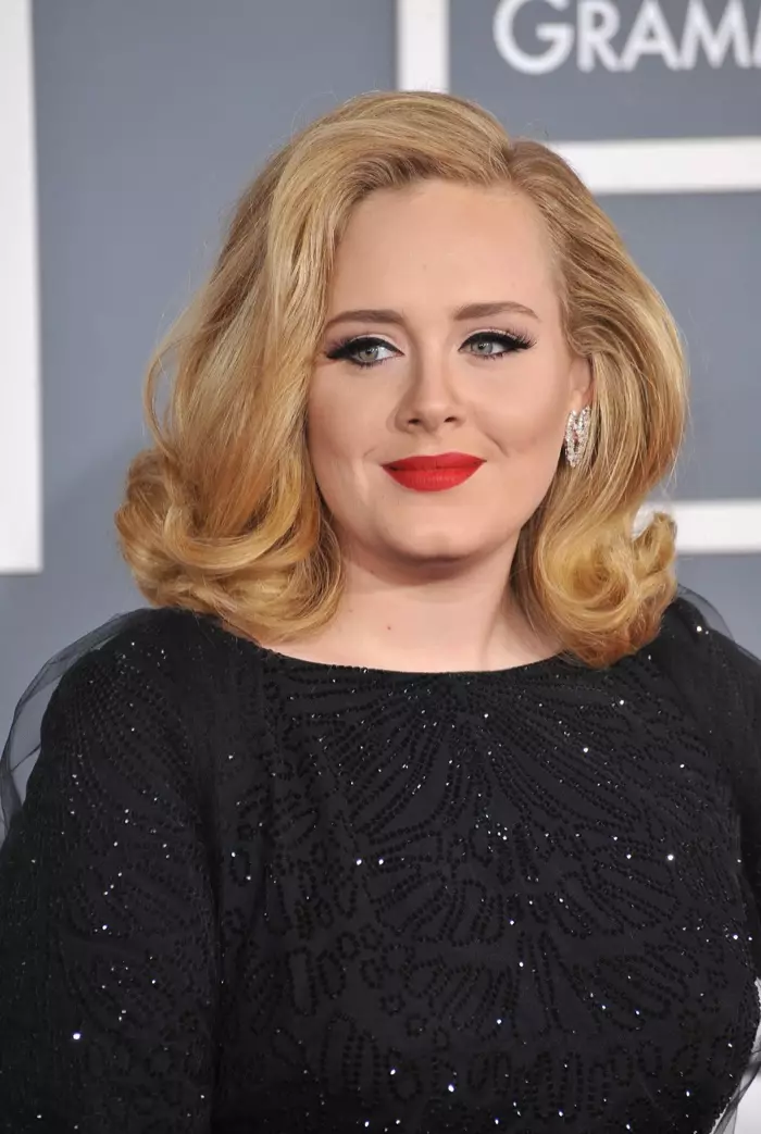 Adele posa con un peinado de longitud media con rizos volteados y raya al costado. Foto: Featureflash / Shutterstock.com