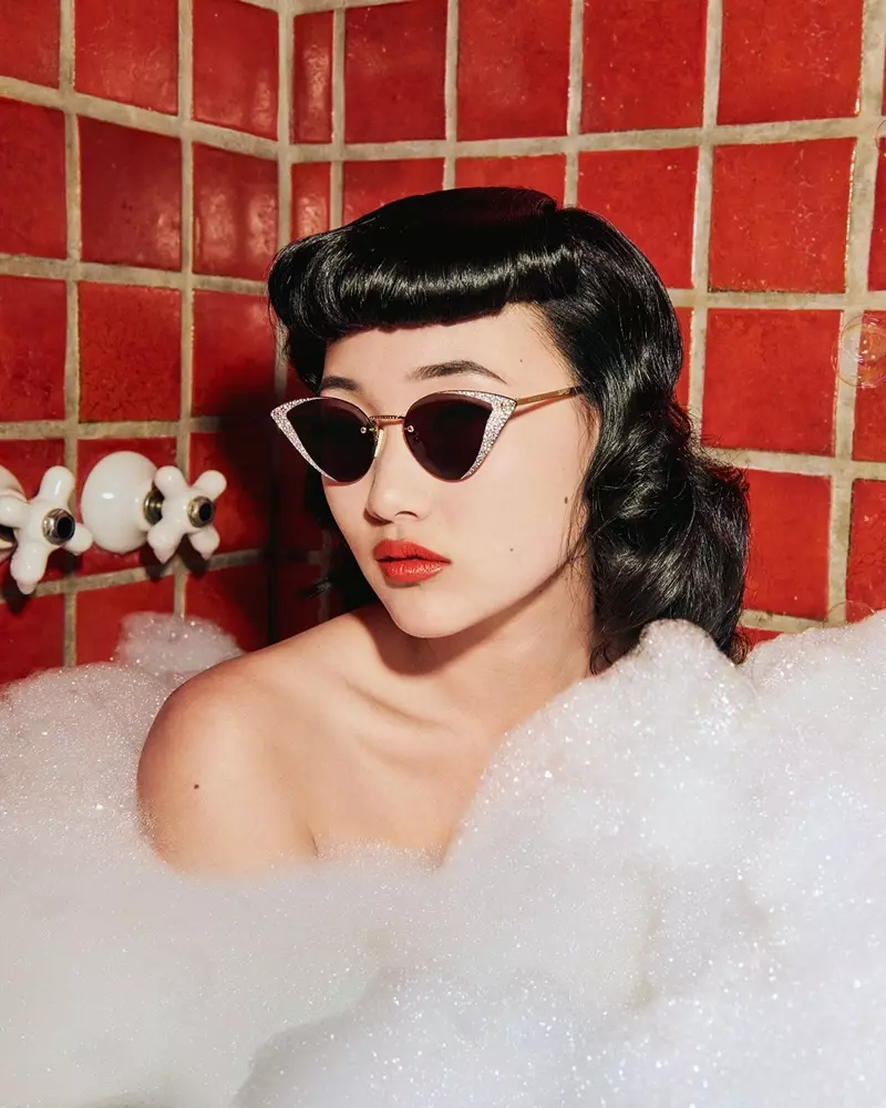 مدلها برای کمپین عینک آفتابی Gucci Hollywood Forever 2021 در یک حمام حباب ژست میگیرند.