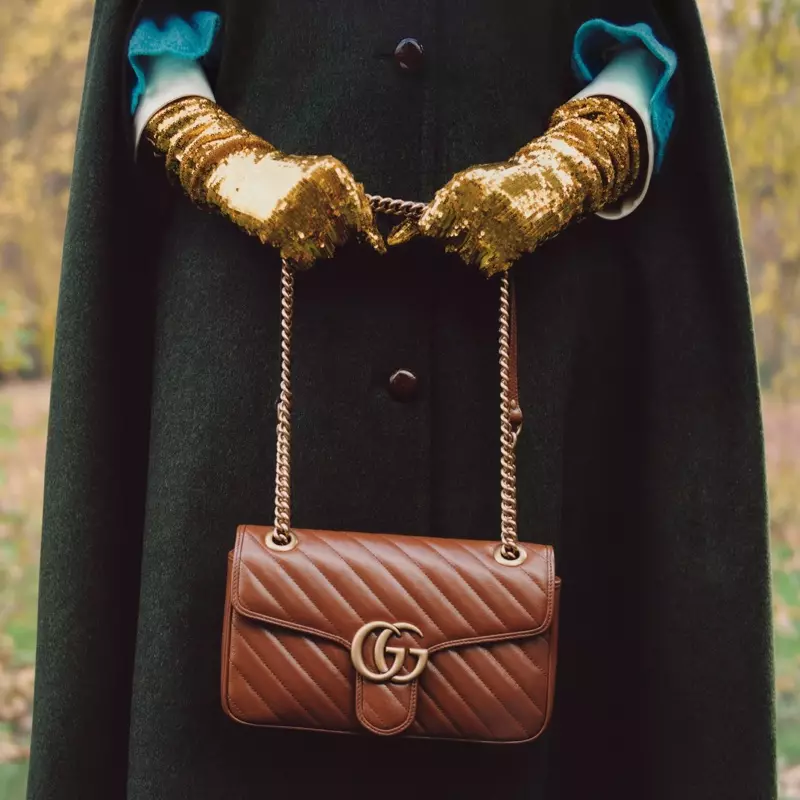 Celeste posearret mei Gucci GG Marmont tas.