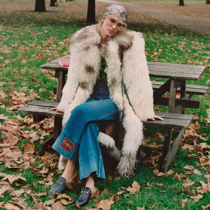 Alexa Chung posa cun abrigo de pel sintética de Gucci para a campaña Winter in the Park da marca.