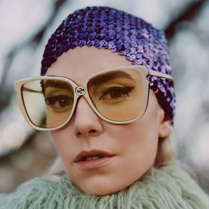 La actriz Vanessa Kirby usa accesorios para la campaña Gucci Winter in the Park.