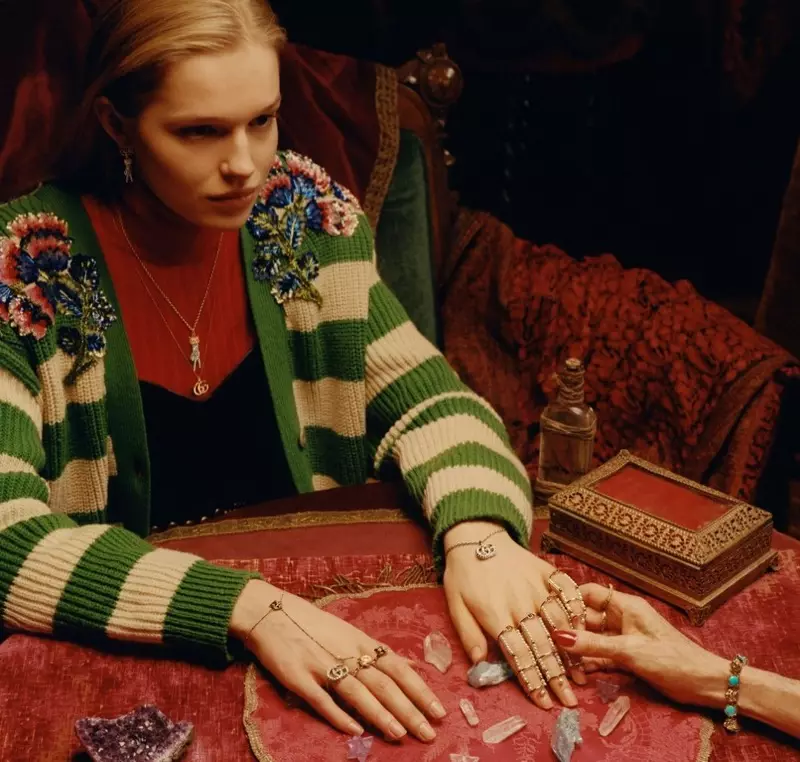 Emily Unkles verskyn in Gucci 2018 Timepieces + Jewelry-veldtog