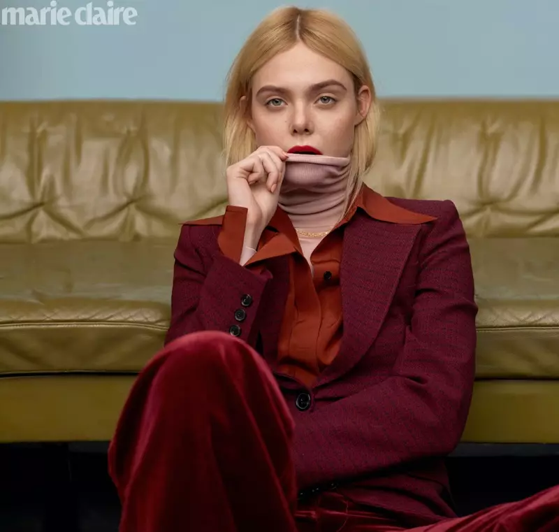 Elle Fanning pózuje v bundě Victoria Beckham, topu a roláku s kalhotami Marc Jacobs