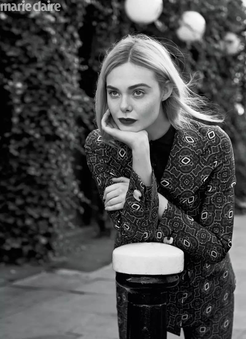 Elle Fanning waxay ku sawiran tahay jaakadda Prada, korka iyo surwaalka