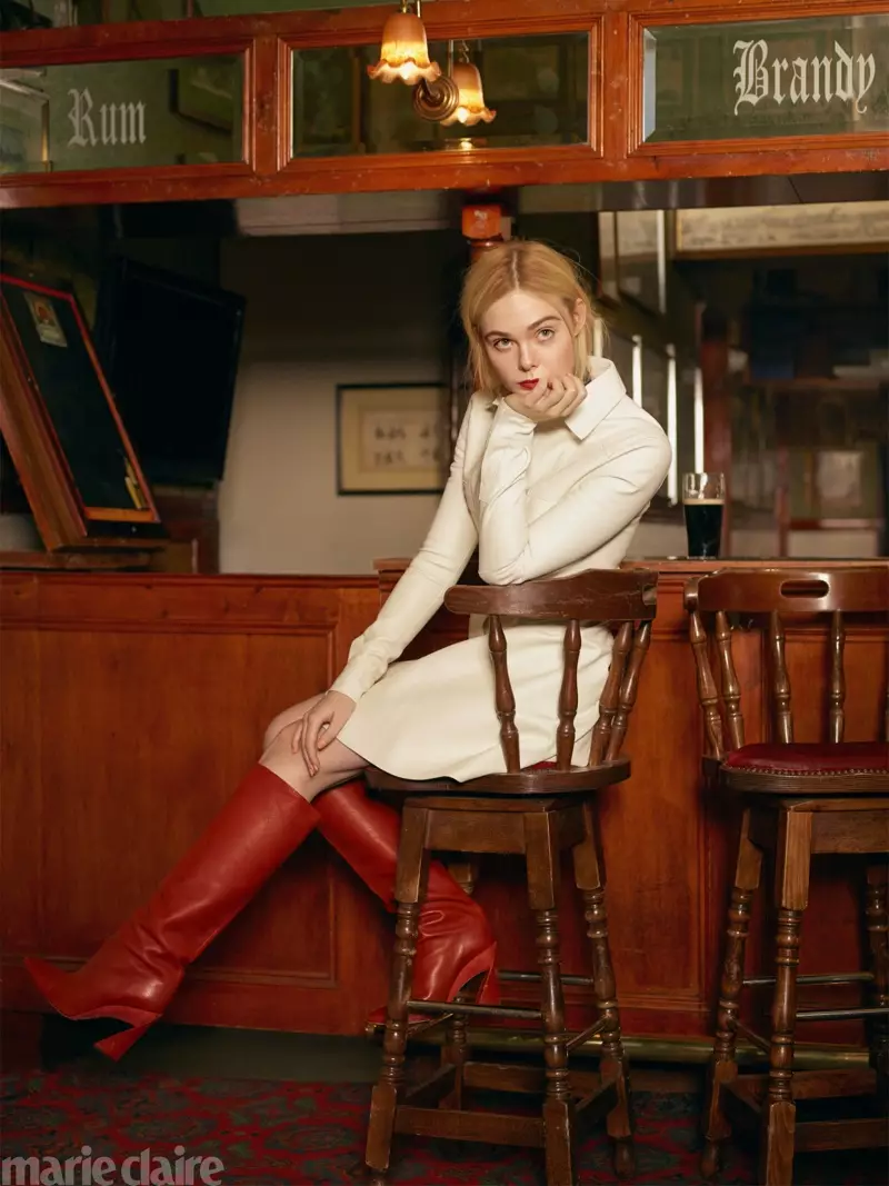 Nag-posing sa usa ka bar, si Elle Fanning nagsul-ob og Longchamp nga sinina ug Salvatore Ferragamo nga botas