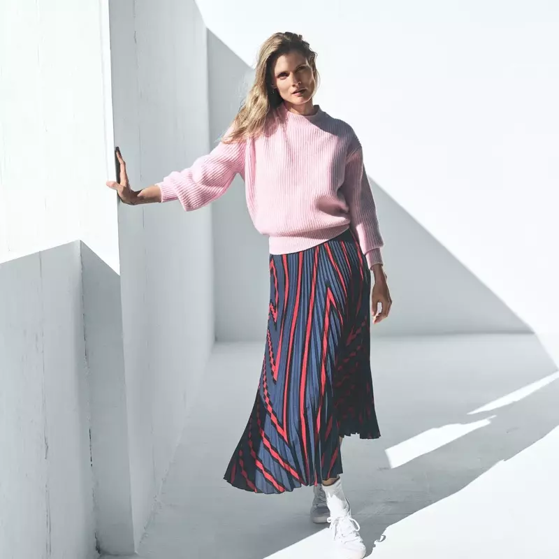 H&M Rib-Knit Sweater, Pleated Skirt na Twill Sneakers