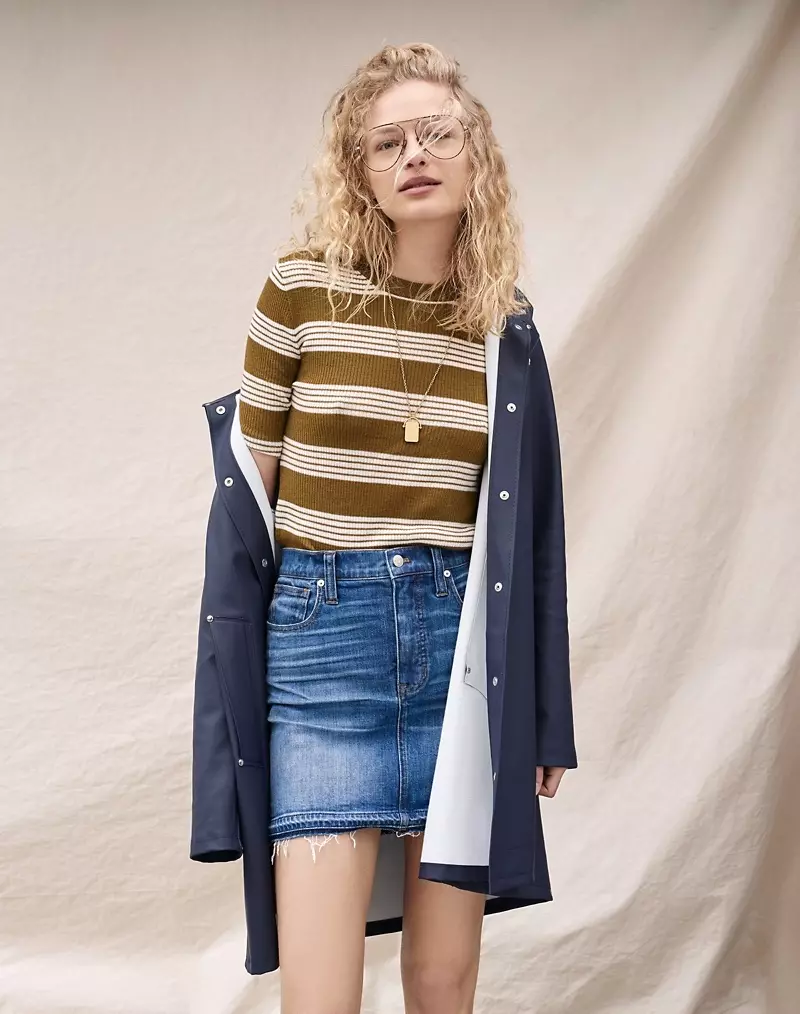 Stutterheim Mosebacke Raincoat, Madewell Ribbed Sweater Hejuru muri Bennett Stripe na Step-Hem Jean Skirt muri Brandt Wash