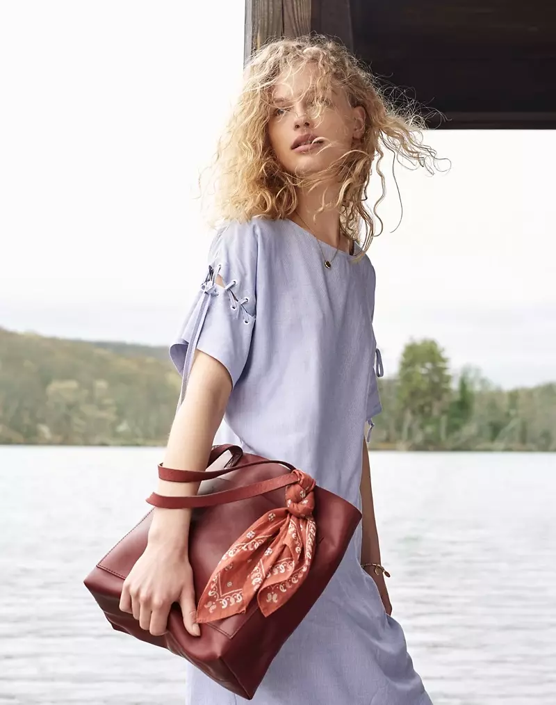 Madewell csíkos, fűzős ujjú ruha, bandana és The Medium Transport Tote