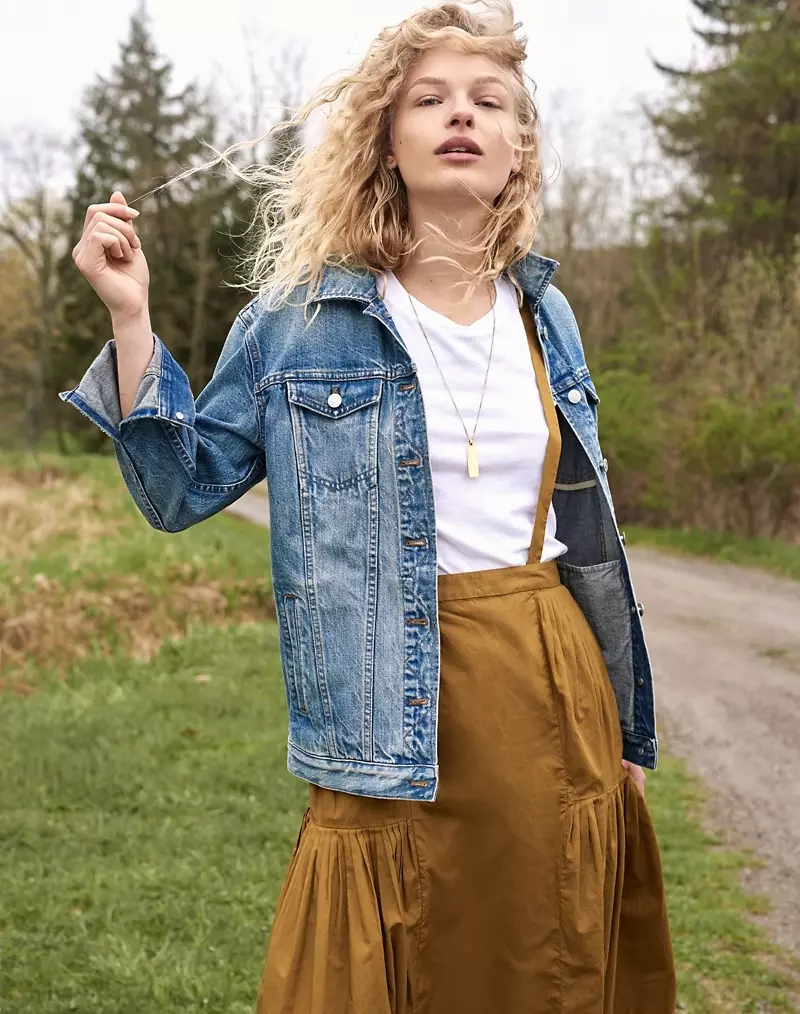 Madewell Jakẹti Jean ti o tobi ju ni Capstone Wash, Whisper Cotton Crewneck Tee ati Suspender Midi Skirt