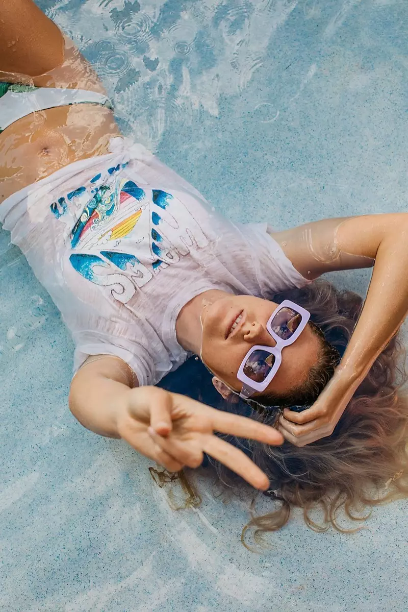 We The Free Waves Tee, Beach Riot Palm Sandy Bottom en Free People Babetown Square Sunglasses