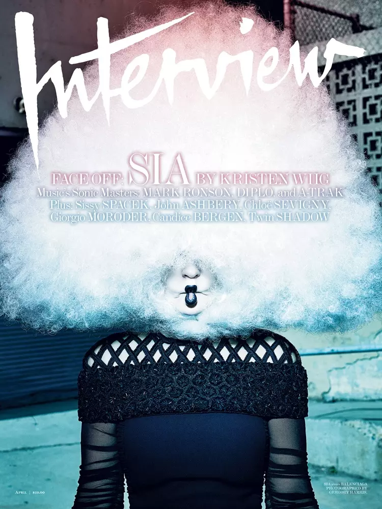 Sia skriva svoje lice na snimanju za Interview Magazine