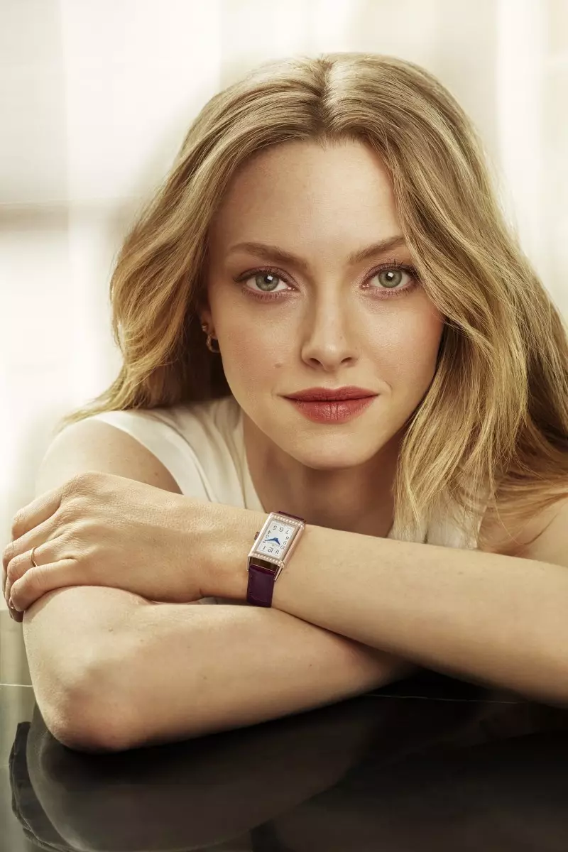 L'actrice Amanda Seyfried porte une montre Jaeger-LeCoultre Reverso One Duetto Moon.