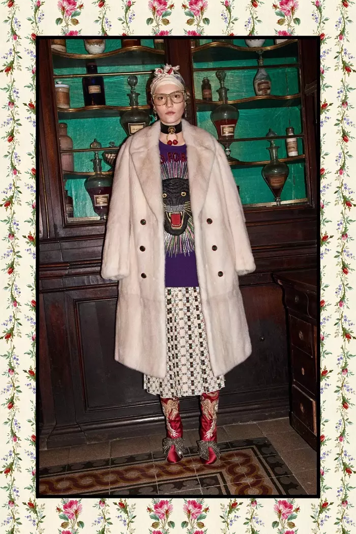 Bontjas mei borduerde trui en printe rok - Gucci Pre-Fall 2017 kolleksje