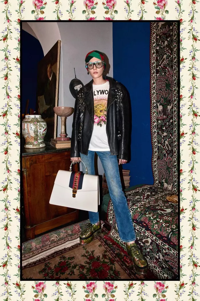 Zdobiona skórzana kurtka, t-shirt i dżinsy - kolekcja Gucci Pre-Fall 2017