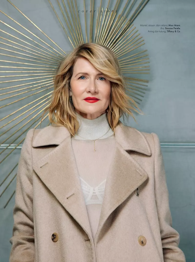 Tom Kerr tərəfindən çəkilmiş, Laura Dern Simone Perele büstqalter ilə Max Mara palto və sviteri geyinir