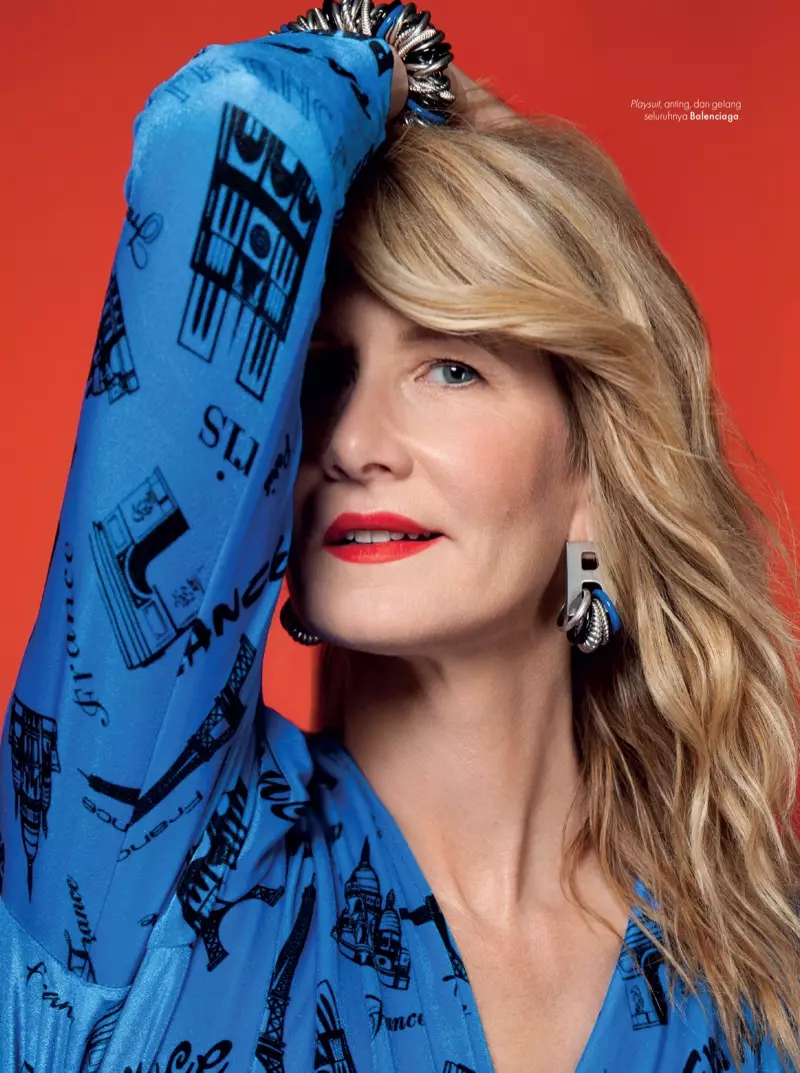 Įspūdinga poza Laura Dern sportuoja Balenciaga kombinezoną ir papuošalus