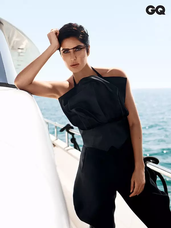 Katrina Kaif posa com top e calça Giorgio Armani