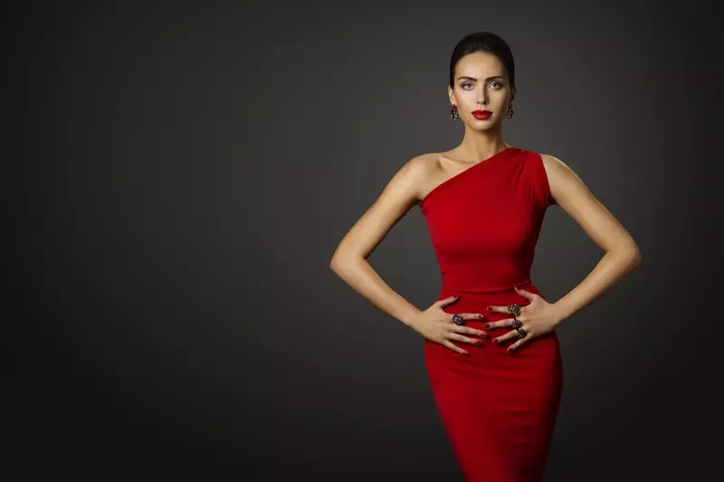 Model Qizil libos Bir elkali zargarlik buyumlari Elegant