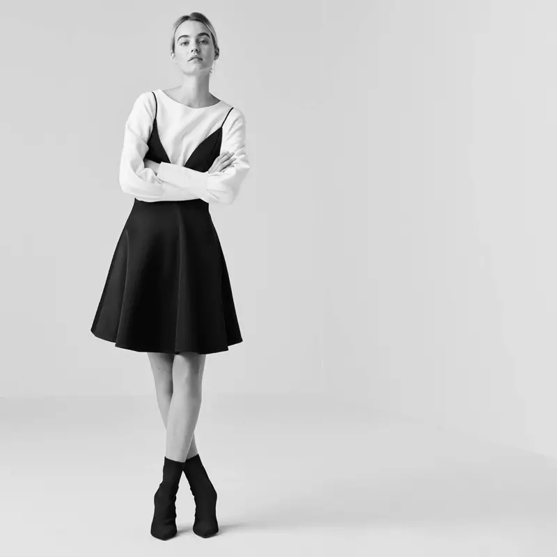 Vestido de satén e botas de xersei de H&M