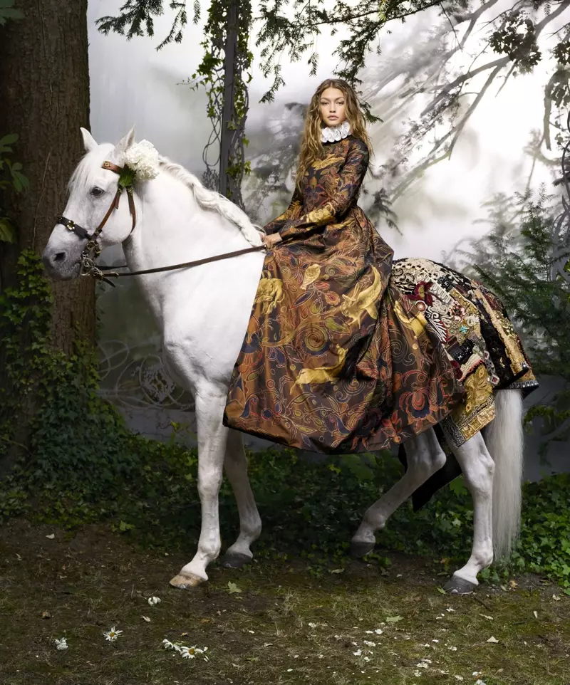 Posando no lombo de um cavalo, Gigi Hadid modela vestido Valentino Haute Couture com gola de babados