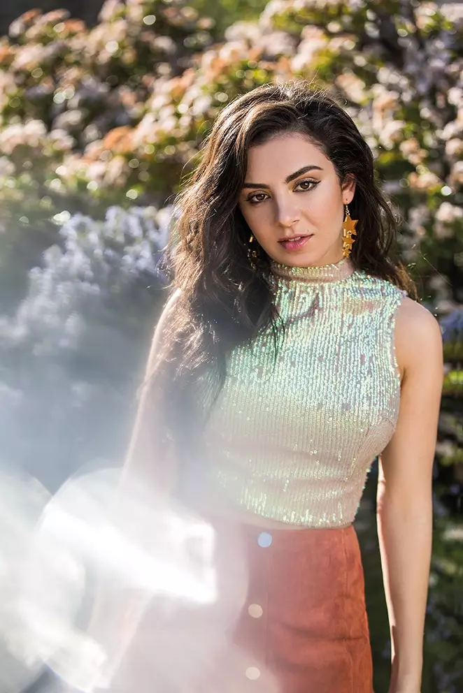 Charli XCX pozira v slogu Disco Chic za ASOS