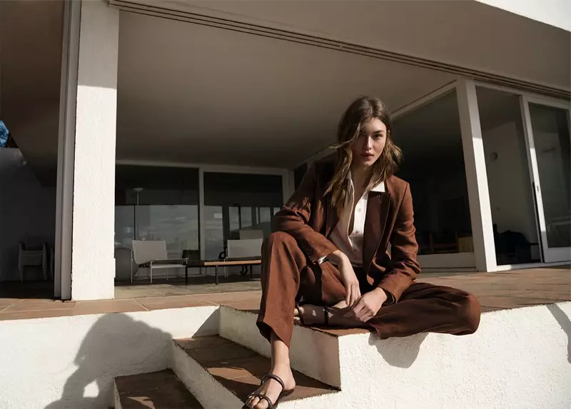 Grace Elizabeth v obleku pózuje v editoriáli Massimo Dutti Waiting for You.