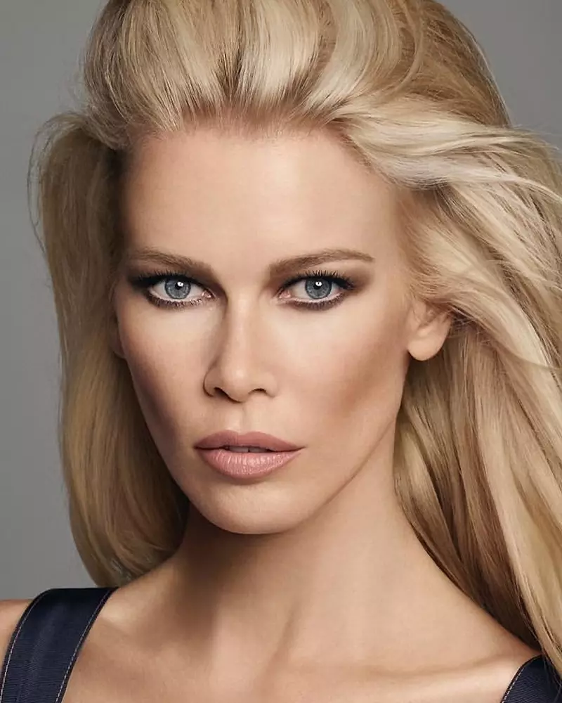 Supermodel Claudia Schiffer yatangije umurongo wambere wo kwisiga