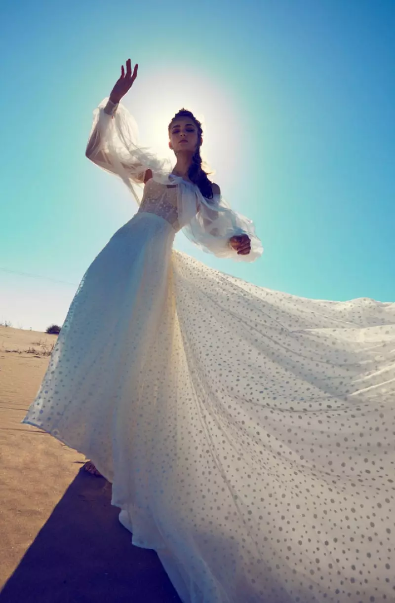 Diana Herasymuk poseert in Ramon Herrerias Bridal 2020 Collection