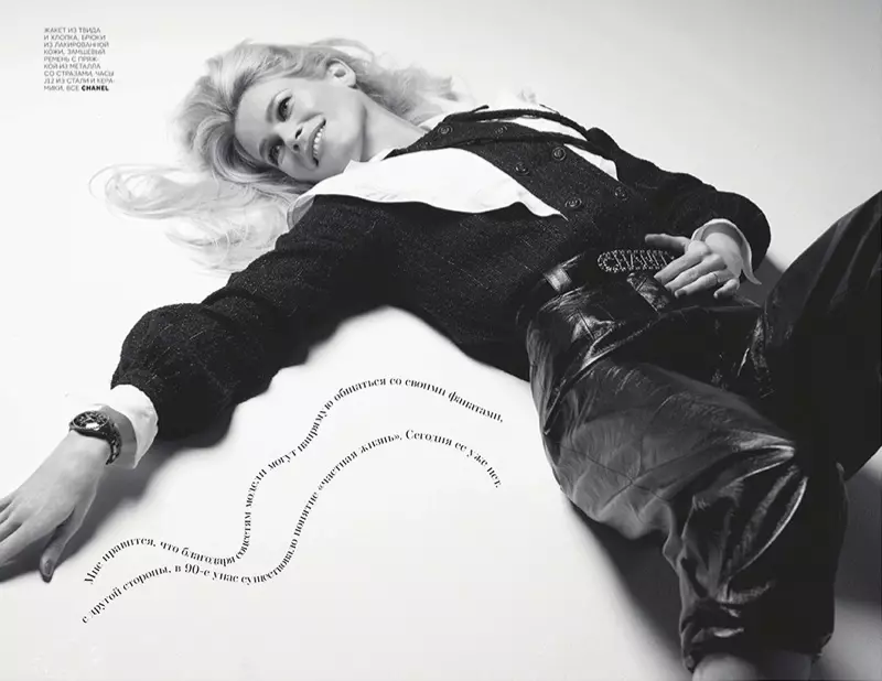 Claudia Schiffer waxay u riyaaqday moodooyinka quruxda badan ee Vogue Russia