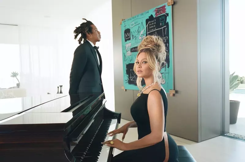 Beyonce 和 JAY-Z 在 Tiffany & Co. 广告中与 Jean-Michel Basquia 的艺术品合影。